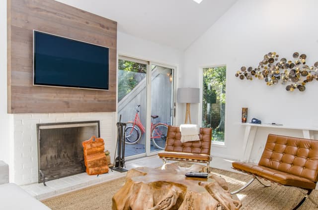 How to do TV Screen Replacement in Real Estate Photos?